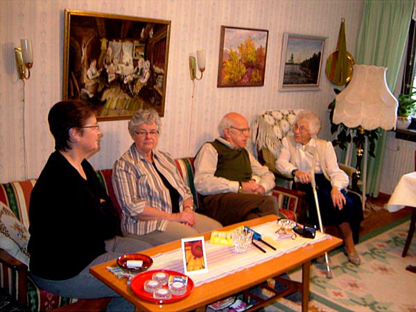 ... och här samtalar hon med Monika, Berit & Palle; 9/1 -08