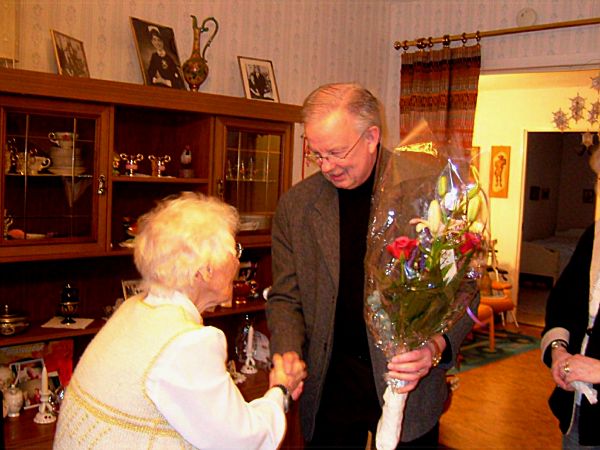 Här tackar hon för blommor och högtidstal ...