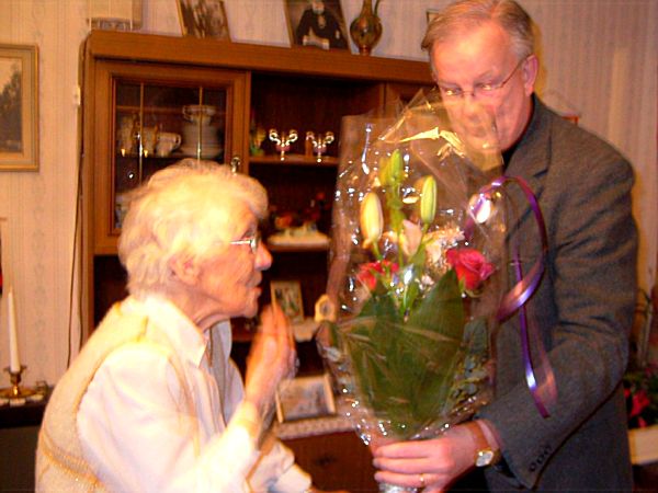 Mor Greta uppvaktas på sin 93-årsdag av bland andra ...