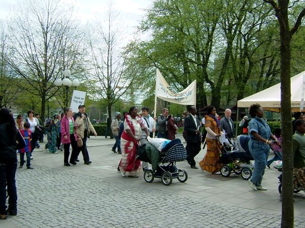 Jesumanifestation: Folk på väg till Kungsträdgården; 3/5 -08