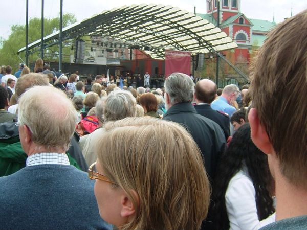 ... Kungsträdgården där ca 15 000 personer samlades; 3/5 -08