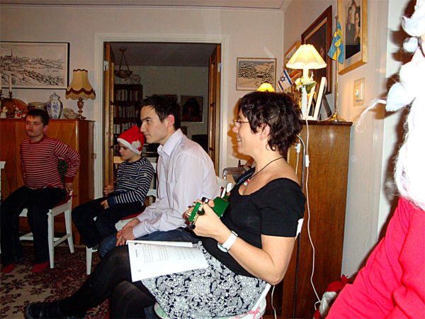 I avvaktan på julklappar spelar Åsa ...