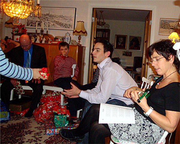 Här får Lukas sitt första paket; 21/12 -08
