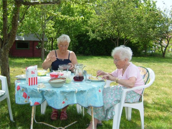 Middag i trädgården: Elsie och Greta; 31/5 -08