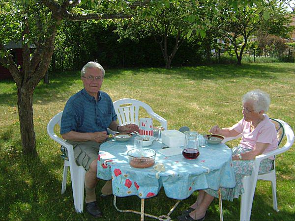 Middag i trädgården: Ivan och Greta; 31/5 -08