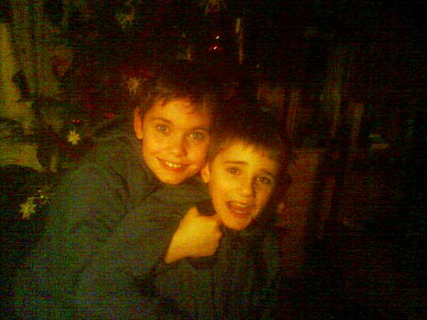 Kring midnatt kom följande bild via MMS - på Felix och Max; 31/12 -08