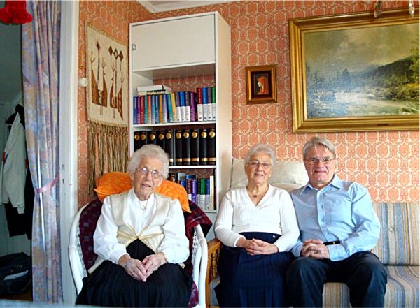 Greta, Elsie & Ivan lyssnar och tittar på nyårskonserten från Wien; 1/1 -09