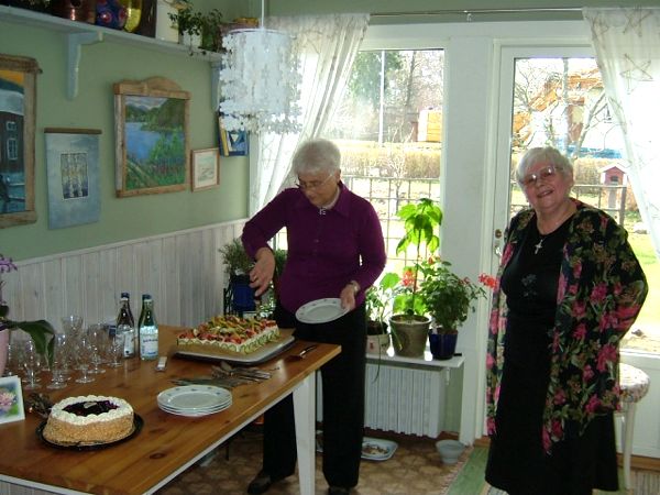 Elsie tar för sig när Sirkka firar sin 75 årsdag; 17/4 -08