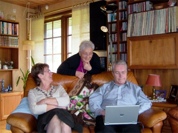 Syskonträff hos Eva: Eva och Elsie tittar på bilder, som Sören visar; 14/4 -08