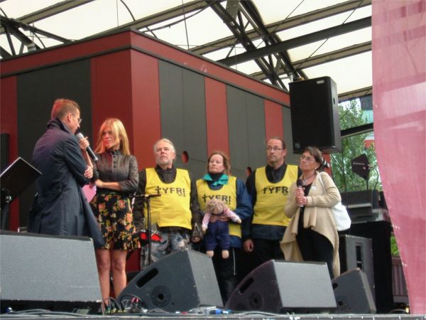 Tal vid överlämnandet av trasdockorna på scenen i Kungsträdgården; 28/8 -08
