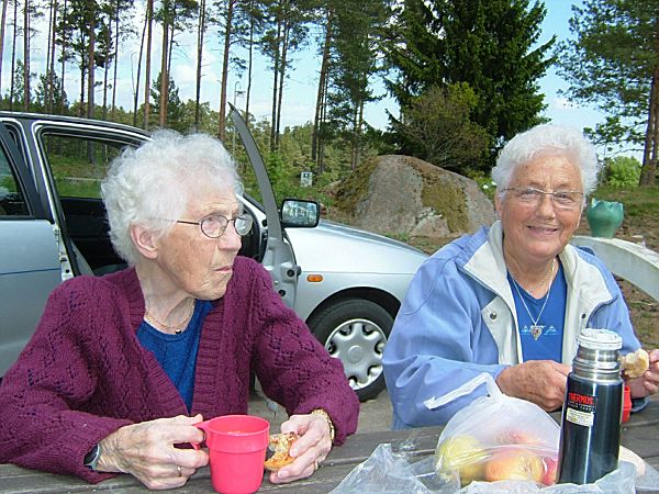Greta och Elsie på Herrbeta rastplats; 23/5 -08