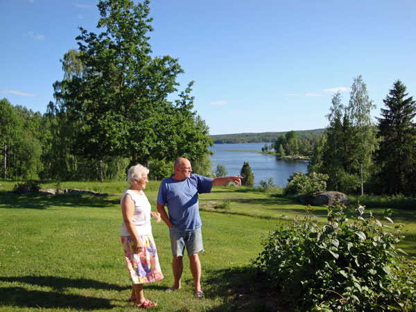 Här besöker Elsie sitt barndomshem, Trösten, och samtalar med ...