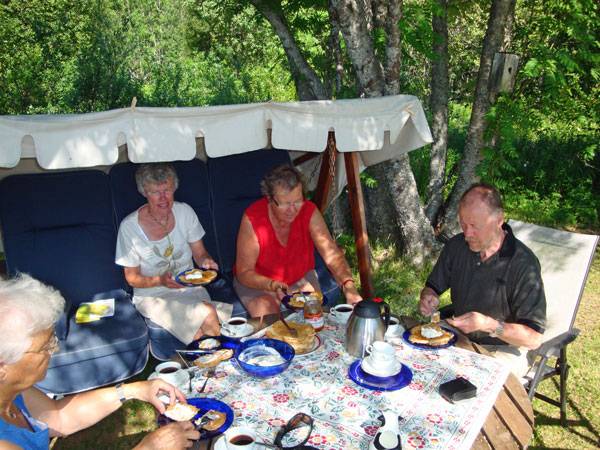 Fikade med grannarna - Yngve & Kerstin.