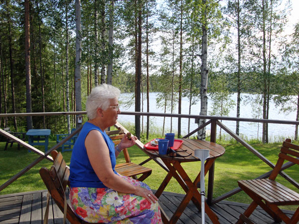 ... vackra sommargård tog vi eftermiddagsfikat.