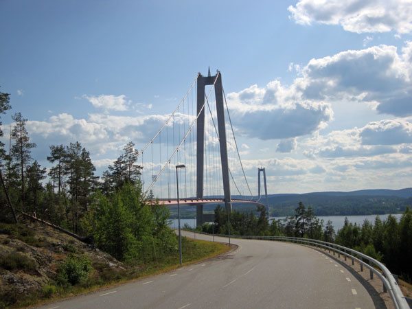 Sedan gick färden vidare över den vackra "Högakustenbron" och ner till ...