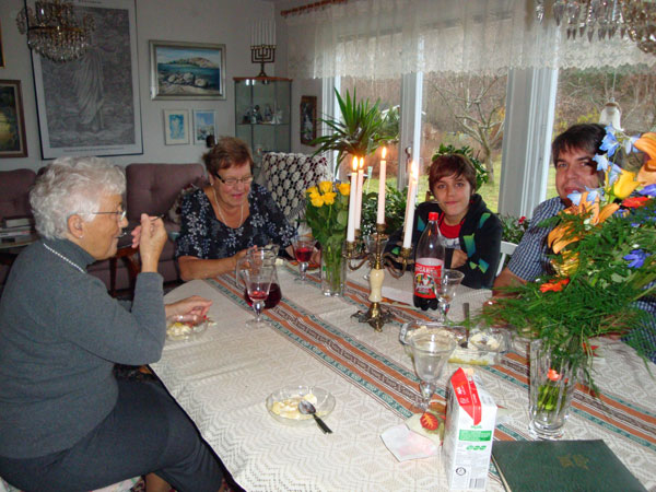 Idag har vi besök av Karin, Jonas och Daniel; 8/11 -09