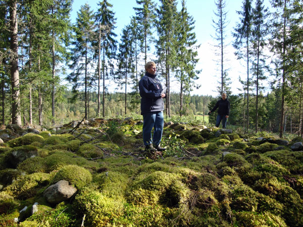 ... och om fornlämningar - här Gastabacken - en märklig gravplats.