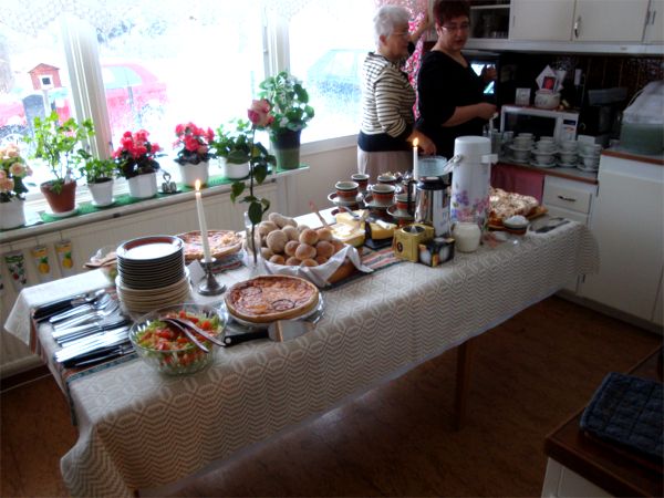 I köket pågår förberedelsearbetet för fullt.