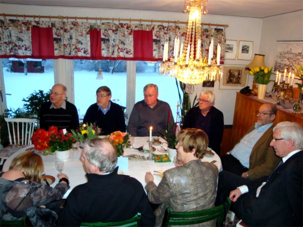 ... Ingemar, Stig, Göran, C G, Ken, Britt och Sven-Erik lyssnar.