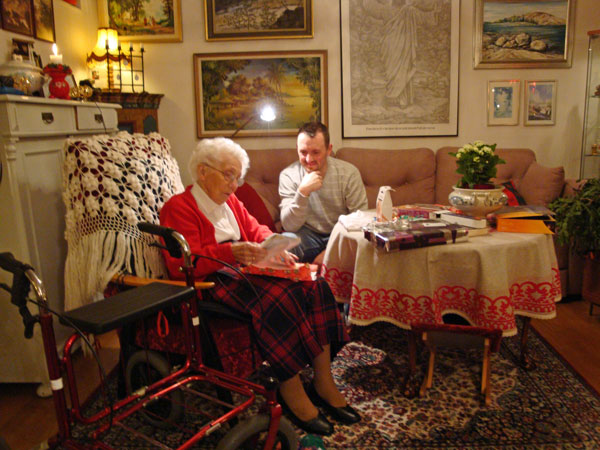 Mor Greta och vår gäst Lars öppnar paket; 24/12 -09