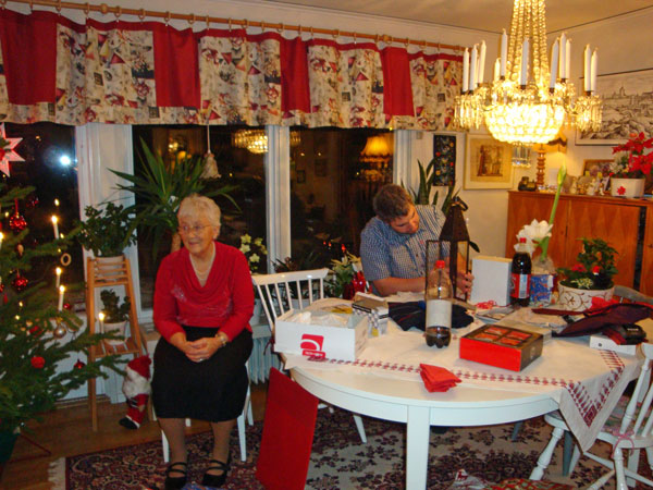 Elsie tittar på och Daniel monterar en lyckta; 24/12 -09