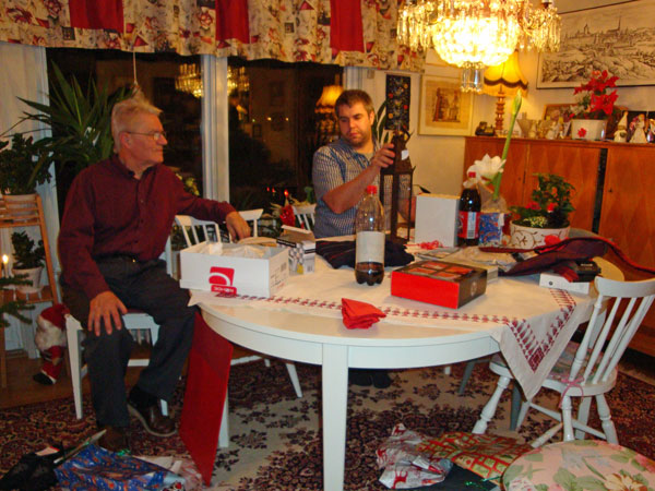 Daniel förklarar för Ivan hur lyktan skall användas; 24/12 -09