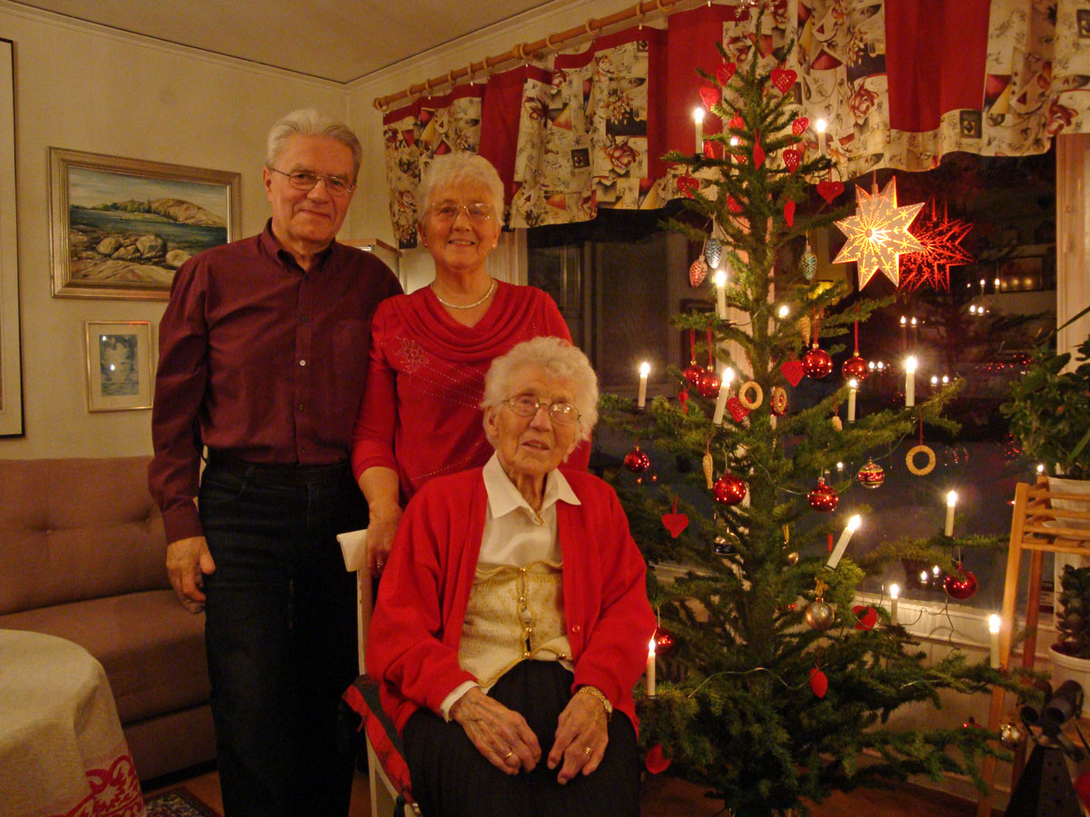 Ivan, Elsie och Greta har just avslutat juldagens middag och lyssnar till traditionell julmusik från grammofonen; 25/12 -09