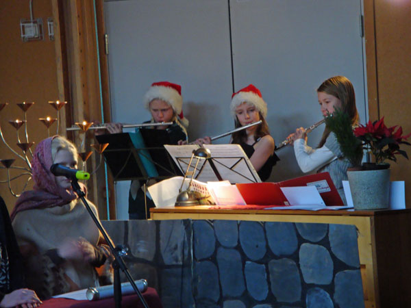 Några elever spelar tvärflöjt; 18/12 -09