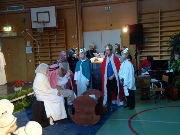 Kungar från fjärran land hyllar det nyfödda barnet; 18/12 -09