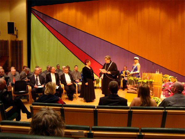 Rektor Romulo Enmark förrättar installationen.