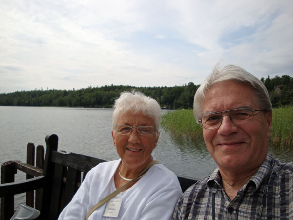 Elsie & Ivan på bryggan vid sjön Hjälmared.