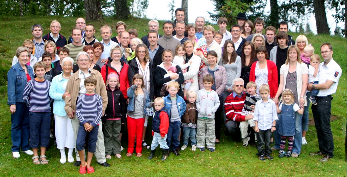 Hela Dagmars familj samlad på Ödesbacka den 15 augusti 2009. (För pekaren över resp. ansikte så kommer namnet fram - vissa ansikten är nu klickbara.)
