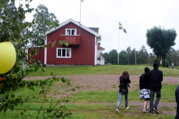 Flaggan var hissad och snart ...