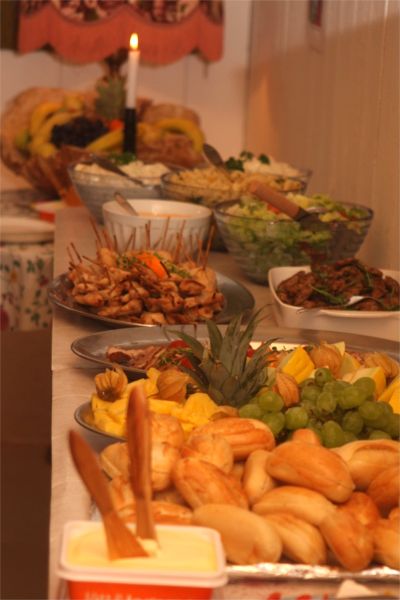 Rikligt med god mat fanns uppdukat på ett långbord i festlokalen.