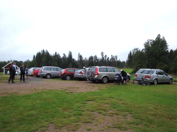 ... fylldes gårdsplanen av bilar.
