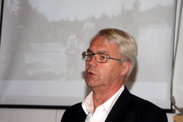 Sören var den som hälsade oss välkomna och informerade om att initiativet till festen kommer från Eva och att det blev just i år berodde på att Dagmar skulle ha fyllt 100 år om hon levat. Vidare läste Sören några episoder ut Dagmars minnen, som hon kallade "En återblick". Ett uppskattat inslag var också en uppspelning av Dagmars röst där hon sjunger några sångverser samt läser en dikt skriven av hennes bror Levi. Men innan detta skedde var det dags för fotografering utomhus. Risk för regn förelåg så det var bäst att passa på när det höll uppe. Vi var 65 personer samlade, yngst var Freja född i juni i år och äldst var Gudmund 73 år.