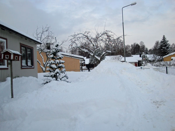 ... och stora snöhögar tornar upp sig; 20/12 -09