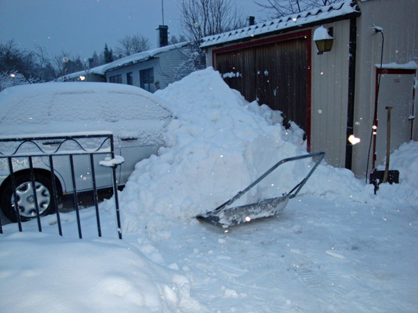 ... att få loss bilen när snön från taket kom ner; 26/12 -09
