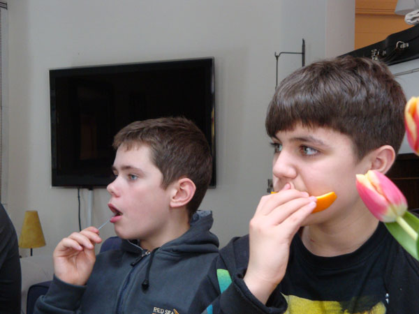 ... Felix och Jonas lyssnar ...