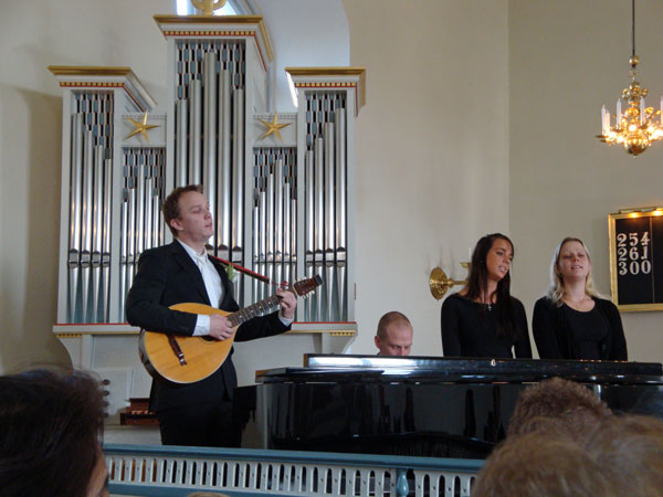 ... sång och musik ...