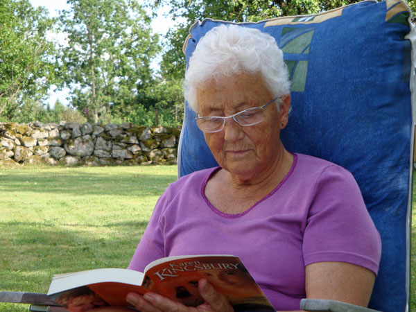 ... och Elsie läser en bok; 20/7 -10