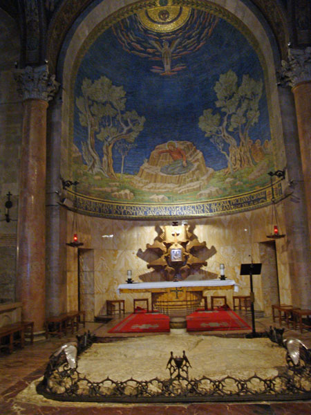 Alla Nationers Kyrka från insidan ...