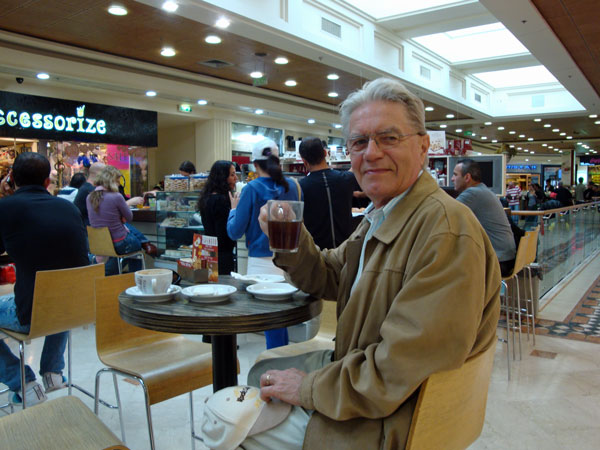 ... i ett stort shoppingcenter; 26/2 -10.