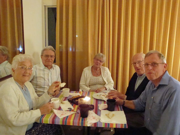 Eva fotograferar sina gäster: Elsie, Ivan, Elsa, Kenneth och Toje; 26/2 -10.