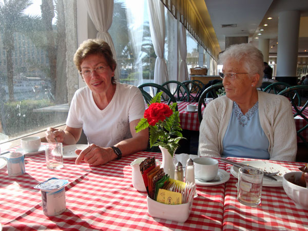 Frukost: Eva, Elsie ...