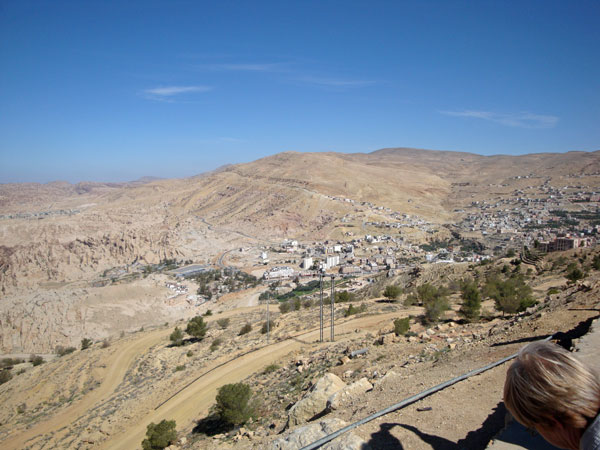 Vi närmar oss det moderna Petra i Jordanien.