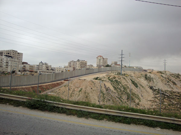 Här ser vi gränsen mellan israeliskt och palestinskt område - den så omtalade muren, som trots all kritik har räddat många liv.
