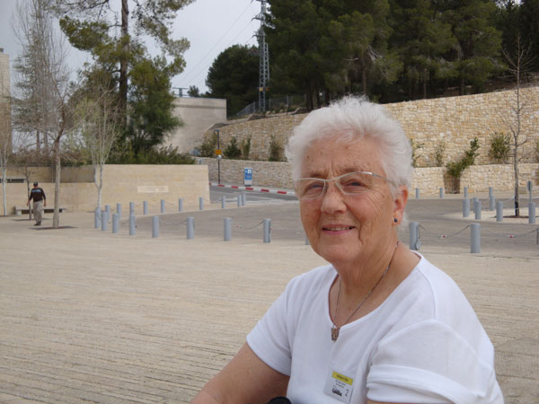 Elsie utanför Yad Vashem; 21/2 -10.
