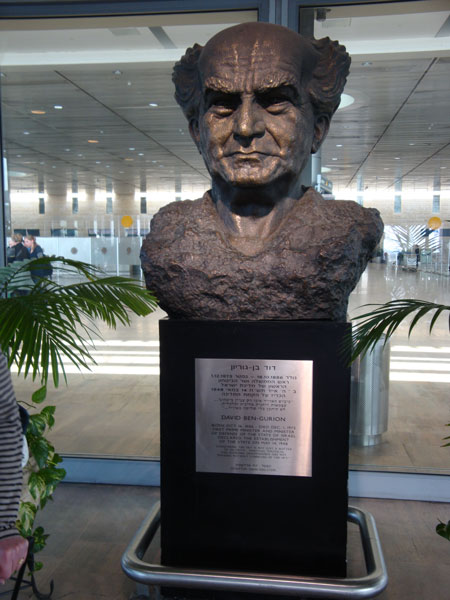 Byst av David Ben-Gurion på flygplatsen med hans namn.