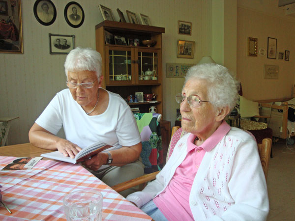 Elsie läser en bok för Greta.
